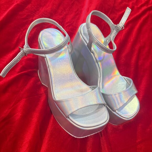 MADDEN GIRL SILHOUETTE SCULPTED SILVER HOLLOGRAM PLATFORM WEDGE SANDALS NWOT - Picture 2 of 11